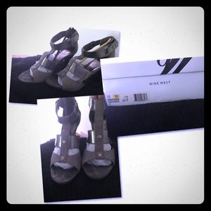 NINE WEST - Gun metal and black sandals